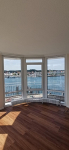 Kunststofffenster weiß mit Blick auf die Trave und den Hafen von Travemünde